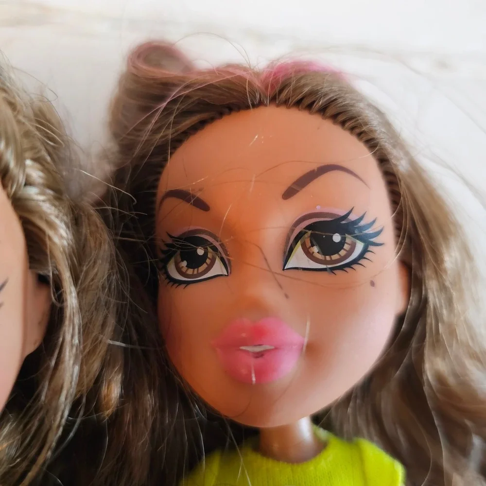 Bratz‎ Doll Lot of 4 Pink Brown Hair with Extra Shoes and Accessories